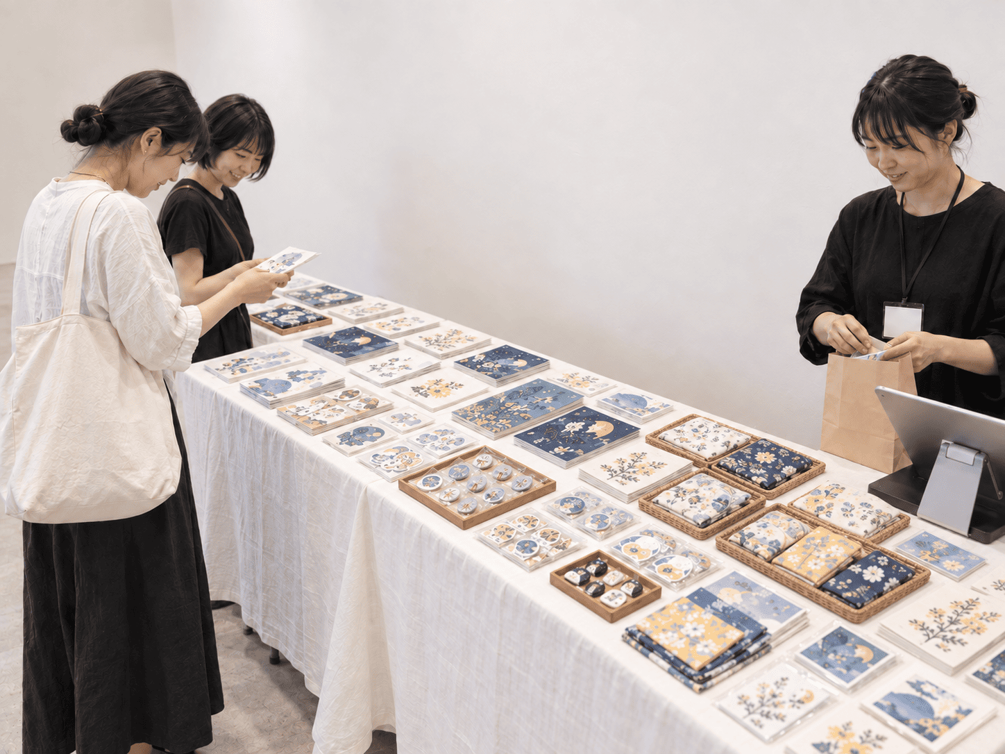 委託作品をテーブルに並べた販売スペースのイメージ