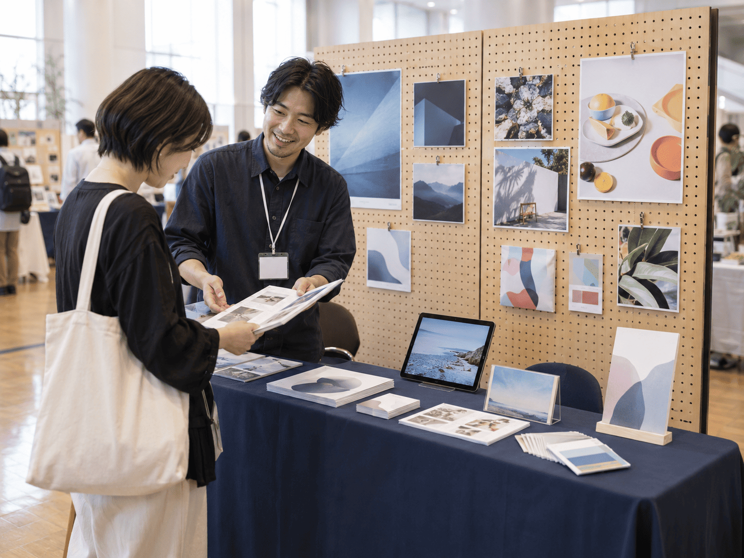 長机と展示ボードを使用した企業ブースのイメージ